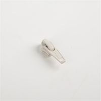 93394-YKK-Schieber-fuer-Reissverschluss-Meterware-Kunststoffspirale-5mm-in-3cm-Breite-Ecru-1-Stk-IMG-3596.jpg YKK Schieber für Reißverschluss Meterware in Ecru, passend für 5-mm-Kunststoffspirale und 3 cm Breite, präsentiert auf dem geöffneten Reißverschlussband - Nahaufnahme