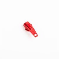 93395-YKK-Schieber-fuer-Reissverschluss-Meterware-Kunststoffspirale-5mm-in-3cm-Breite-Rot-1-Stk-IMG-3606.jpg YKK Schieber für Reißverschluss-Meterware mit 5-mm-Kunststoffspirale in 3 cm Breite, präsentiert in kräftigem Rot; einzelner Zipper als passender Verschluss - Nahaufnahme