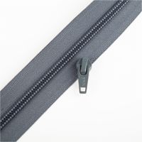 YKK Schieber für Reißverschluss-Meterware mit 5-mm-Kunststoffspirale in Grau, präsentiert als einzelner Zipper passend zur 3 cm breiten Bandware - praesentiert neben dem passenden Reissverschluss