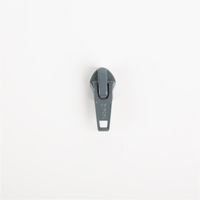 93396-YKK-Schieber-Zipper-fuer-Reissverschluss-Meterware-Kunststoffspirale-5mm-in-3cm-Breite-Grau-1-Stk-IMG-3587.jpg YKK Schieber für Reißverschluss-Meterware mit 5-mm-Kunststoffspirale in Grau, präsentiert als einzelner Zipper passend zur 3 cm breiten Bandware - Vollansicht