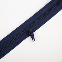 YKK Schieber für Reißverschluss-Meterware mit 5-mm-Kunststoffspirale in 3 cm Breite, präsentiert in Dunkelblau; einzelner Zipper passend zur individuell zuschneidbaren Reißverschlussleiste - neben passendem Reissverschluss praesentiert