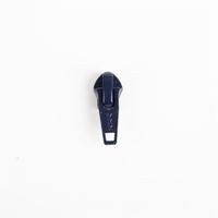YKK Schieber für Reißverschluss-Meterware mit 5-mm-Kunststoffspirale in 3 cm Breite, präsentiert in Dunkelblau; einzelner Zipper passend zur individuell zuschneidbaren Reißverschlussleiste - Vollansicht