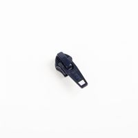 93397-YKK-Schieber-Zipper-fuer-Reissverschluss-Meterware-Kunststoffspirale-5mm-in-3cm-Breite-Dunkelblau-1-Stk-IMG-3616.jpg YKK Schieber für Reißverschluss-Meterware mit 5-mm-Kunststoffspirale in 3 cm Breite, präsentiert in Dunkelblau; einzelner Zipper passend zur individuell zuschneidbaren Reißverschlussleiste - Nahaufnahme