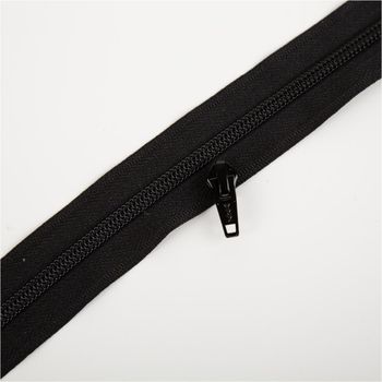 YKK Schieber für Reißverschluss-Meterware mit 5-mm-Kunststoffspirale in 3 cm Breite, präsentiert in klassischem Schwarz als einzelner, passgenauer Zipper - neben passendem Reissverschluss praesentiert