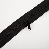 93398-YKK-Schieber-Zipper-fuer-Reissverschluss-Meterware-Kunststoffspirale-5mm-in-3cm-Breite-Schwarz-1-Stk-IMG-3621.jpg YKK Schieber für Reißverschluss-Meterware mit 5-mm-Kunststoffspirale in 3 cm Breite, präsentiert in klassischem Schwarz als einzelner, passgenauer Zipper - neben passendem Reissverschluss praesentiert