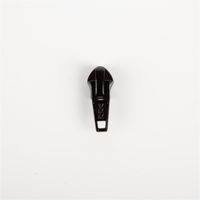 93398-YKK-Schieber-Zipper-fuer-Reissverschluss-Meterware-Kunststoffspirale-5mm-in-3cm-Breite-Schwarz-1-Stk-IMG-3622.jpg YKK Schieber für Reißverschluss-Meterware mit 5-mm-Kunststoffspirale in 3 cm Breite, präsentiert in klassischem Schwarz als einzelner, passgenauer Zipper - Vollansicht
