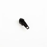 93398-YKK-Schieber-Zipper-fuer-Reissverschluss-Meterware-Kunststoffspirale-5mm-in-3cm-Breite-Schwarz-1-Stk-IMG-3623.jpg YKK Schieber für Reißverschluss-Meterware mit 5-mm-Kunststoffspirale in 3 cm Breite, präsentiert in klassischem Schwarz als einzelner, passgenauer Zipper - Nahaufnahme