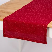 Roter Tischläufer mit Goldpunkten dekorativ auf einem Holztisch platziert