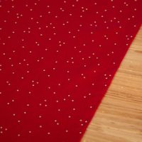 93402-SCHoeNER-LEBEN--Tischlaeufer-aus-Baumwoll-Canvas-in-Rot-mit-Goldpunkten-40x160cm-IMG-3541.jpg Detailaufnahme des roten Stoffes mit goldenen Punkten auf Holzoberfläche