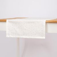 93408-SCHoeNER-LEBEN--Tischlaeufer-aus-Baumwoll-Canvas-in-Weiss-mit-Goldpunkten-40x160cm-IMG-3533.jpg Seitenansicht eines weißen SCHÖNER LEBEN. Tischläufers mit goldenen Punkten auf Holzplatte.