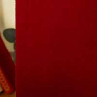 3-in-1 Thermovorhang Dim-Out Akustik mit Ösenaufhängung uni rot strukturiert 140x260cm besticht durch funktionales Design für gemütliche, warme und stilvolle Akzente an Ihren Fenstern in Ihrem Zuhause - Nahaufnahme