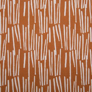 Hochwertiger Baumwollstoff von Lekker mit einem minimalistischen Muster aus feinen, karamellfarbenen Strichen auf weißem Grund. Der Stoff ist 1,47 m breit und vielseitig für Kleidung oder Heimtextilien einsetzbar - Nahaufnahme