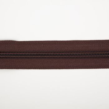 Dieser hochwertige YKK Reißverschluss als Meterware in klassischem Braun überzeugt durch eine robuste 5 mm Kunststoffspirale. Mit 3 cm Gesamtbreite lässt er sich individuell zuschneiden und vielseitig verarbeiten - Nahaufnahme