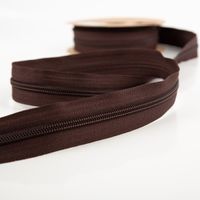 93439-YKK-Reissverschluss-Meterware-Kunststoffspirale-5mm-in-3cm-Breite-individuell-zuschneidbar-Braun-IMG-4101.jpg Dieser hochwertige YKK Reißverschluss als Meterware in klassischem Braun überzeugt durch eine robuste 5 mm Kunststoffspirale. Mit 3 cm Gesamtbreite lässt er sich individuell zuschneiden und vielseitig verarbeiten - Vollansicht
