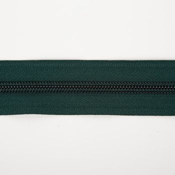 Dieser hochwertige YKK Reißverschluss als Meterware in dunklem Grün verfügt über eine robuste 5 mm Kunststoffspirale. Mit 3 cm Gesamtbreite ist er individuell zuschneidbar und ideal für Heimtextilien - Nahaufnahme