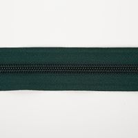 Dieser hochwertige YKK Reißverschluss als Meterware in dunklem Grün verfügt über eine robuste 5 mm Kunststoffspirale. Mit 3 cm Gesamtbreite ist er individuell zuschneidbar und ideal für Heimtextilien - Nahaufnahme