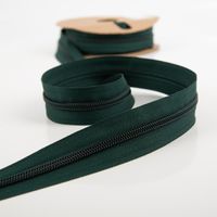 Dieser hochwertige YKK Reißverschluss als Meterware in dunklem Grün verfügt über eine robuste 5 mm Kunststoffspirale. Mit 3 cm Gesamtbreite ist er individuell zuschneidbar und ideal für Heimtextilien - Vollansicht