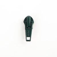 Dieser passende YKK Schieber in Grün ist speziell für Reißverschluss-Meterware mit einer 5 mm Kunststoffspirale gefertigt. Der Zipper lässt sich einfach auf die farblich abgestimmte Meterware aufziehen - Nahaufnahme