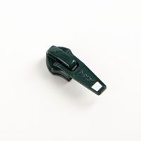 Dieser passende YKK Schieber in Grün ist speziell für Reißverschluss-Meterware mit einer 5 mm Kunststoffspirale gefertigt. Der Zipper lässt sich einfach auf die farblich abgestimmte Meterware aufziehen - Detailaufnahme