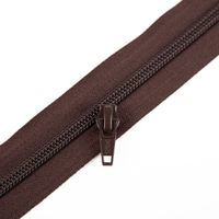 Dieser passende YKK Schieber in Braun ist speziell für Reißverschluss-Meterware mit einer 5 mm Kunststoffspirale gefertigt. Der einzelne Zipper lässt sich einfach auf die 3 cm breite Meterware aufziehen - Vollansicht