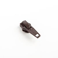 Dieser passende YKK Schieber in Braun ist speziell für Reißverschluss-Meterware mit einer 5 mm Kunststoffspirale gefertigt. Der einzelne Zipper lässt sich einfach auf die 3 cm breite Meterware aufziehen - Detailaufnahme