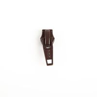 93442-YKK-Schieber-Zipper-fuer-Reissverschluss-Meterware-Kunststoffspirale-5mm-in-3cm-Breite-Braun-1-Stk-IMG-4111.jpg Dieser passende YKK Schieber in Braun ist speziell für Reißverschluss-Meterware mit einer 5 mm Kunststoffspirale gefertigt. Der einzelne Zipper lässt sich einfach auf die 3 cm breite Meterware aufziehen - Nahaufnahme