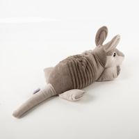 Dieses niedliche Gürteltier von Warmies® kombiniert kuscheligen Plüsch mit wohltuender Wärme. Es verfügt über eine herausnehmbare Hirse-Lavendelfüllung, die nach dem Erhitzen in der Mikrowelle einen beruhigenden Duft verströmt - von Hinten