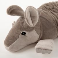 93444-Warmies---Guerteltier-Waermestofftier-----Kuscheltier-mit-Hirse-Lavendelfuellung-und-Lavendelduft-IMG-4088.jpg Dieses niedliche Gürteltier von Warmies® kombiniert kuscheligen Plüsch mit wohltuender Wärme. Es verfügt über eine herausnehmbare Hirse-Lavendelfüllung, die nach dem Erhitzen in der Mikrowelle einen beruhigenden Duft verströmt - Nahaufnahme
