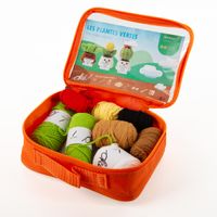 Dieses kreative Häkelset „Les Plantes Vertes“ enthält alles, um drei niedliche Pflanztöpfe mit Gesichtern selbst zu gestalten. Das Set beinhaltet Garn, Häkelnadel und Zubehör für Kakteen-Motive im dekorativen Mini-Format - geoeffnet