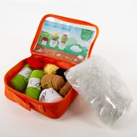 Dieses kreative Häkelset „Les Plantes Vertes“ enthält alles, um drei niedliche Pflanztöpfe mit Gesichtern selbst zu gestalten. Das Set beinhaltet Garn, Häkelnadel und Zubehör für Kakteen-Motive im dekorativen Mini-Format - mit Wolle praesentiert