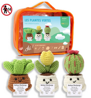 Dieses kreative Häkelset „Les Plantes Vertes“ enthält alles, um drei niedliche Pflanztöpfe mit Gesichtern selbst zu gestalten. Das Set beinhaltet Garn, Häkelnadel und Zubehör für Kakteen-Motive im dekorativen Mini-Format - mit Haekelfiguren in Szene gesetz