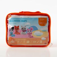 Dieses niedliche Häkelset „Les 4 Petits Chats“ enthält alle Materialien, um vier individuelle Kätzchen in verschiedenen Farben selbst zu fertigen. Das Set beinhaltet Garn, Häkelnadel und Zubehör für kreativen Handarbeitsspaß - Vollansicht