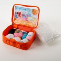 93446-Haekelset-Cats-kleine-Kaetzchen-4er-Set--IMG-4098.jpg Dieses niedliche Häkelset „Les 4 Petits Chats“ enthält alle Materialien, um vier individuelle Kätzchen in verschiedenen Farben selbst zu fertigen. Das Set beinhaltet Garn, Häkelnadel und Zubehör für kreativen Handarbeitsspaß - mit Wolle praesentiert