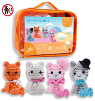 93446-Haekelset-Cats-kleine-Kaetzchen-4er-Set--Screenshot-2025-12-14-120710.png Dieses niedliche Häkelset „Les 4 Petits Chats“ enthält alle Materialien, um vier individuelle Kätzchen in verschiedenen Farben selbst zu fertigen. Das Set beinhaltet Garn, Häkelnadel und Zubehör für kreativen Handarbeitsspaß - mit Figuren praesentiert