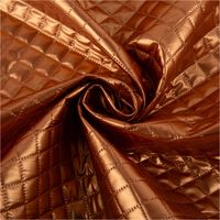 Hochwertiger Steppstoff in glänzendem Metallic-Kupfer mit einer feinen, klassischen Rautensteppung. Der Stoff ist 140 cm breit und eignet sich perfekt für modische Jacken, Westen oder Taschen - kunstvoll eingedreht in Falten