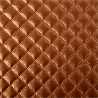 93447-Steppstoff-Metallic-Kupfer-Rautensteppung-140cm-Breite-IMG-3898.jpg Hochwertiger Steppstoff in glänzendem Metallic-Kupfer mit einer feinen, klassischen Rautensteppung. Der Stoff ist 140 cm breit und eignet sich perfekt für modische Jacken, Westen oder Taschen - Nahaufnahnme