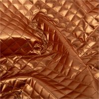 93447-Steppstoff-Metallic-Kupfer-Rautensteppung-140cm-Breite-IMG-3901.jpg Hochwertiger Steppstoff in glänzendem Metallic-Kupfer mit einer feinen, klassischen Rautensteppung. Der Stoff ist 140 cm breit und eignet sich perfekt für modische Jacken, Westen oder Taschen - stilvoll drapiert