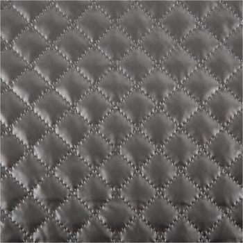 Hochwertiger Steppstoff in glänzendem Metallic-Silber mit einer klassischen, kleinteiligen Rautensteppung. Der Stoff ist 140 cm breit und ideal für modische Jacken, Westen oder moderne Accessoires geeignet - Nahaufnahme