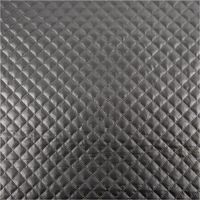 Hochwertiger Steppstoff in glänzendem Metallic-Silber mit einer klassischen, kleinteiligen Rautensteppung. Der Stoff ist 140 cm breit und ideal für modische Jacken, Westen oder moderne Accessoires geeignet - Vollansicht