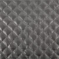 Hochwertiger Steppstoff in glänzendem Metallic-Silber mit einer klassischen, kleinteiligen Rautensteppung. Der Stoff ist 140 cm breit und ideal für modische Jacken, Westen oder moderne Accessoires geeignet - Nahaufnahme