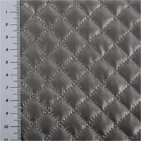 Hochwertiger Steppstoff in glänzendem Metallic-Silber mit einer klassischen, kleinteiligen Rautensteppung. Der Stoff ist 140 cm breit und ideal für modische Jacken, Westen oder moderne Accessoires geeignet - mit Massband