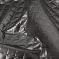 93448-Steppstoff-Metallic-Silber-Rautensteppung-140cm-Breite-IMG-3893.jpg Hochwertiger Steppstoff in glänzendem Metallic-Silber mit einer klassischen, kleinteiligen Rautensteppung. Der Stoff ist 140 cm breit und ideal für modische Jacken, Westen oder moderne Accessoires geeignet - stilvoll drapiert