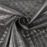 93448-Steppstoff-Metallic-Silber-Rautensteppung-140cm-Breite-IMG-3894.jpg Hochwertiger Steppstoff in glänzendem Metallic-Silber mit einer klassischen, kleinteiligen Rautensteppung. Der Stoff ist 140 cm breit und ideal für modische Jacken, Westen oder moderne Accessoires geeignet - kunstvoll eingedreht in Falten