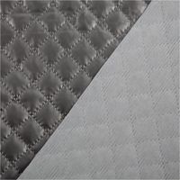 93448-Steppstoff-Metallic-Silber-Rautensteppung-140cm-Breite-IMG-3895.jpg Hochwertiger Steppstoff in glänzendem Metallic-Silber mit einer klassischen, kleinteiligen Rautensteppung. Der Stoff ist 140 cm breit und ideal für modische Jacken, Westen oder moderne Accessoires geeignet - mit Rueckseite