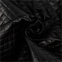 Eleganter Steppstoff in glänzendem Metallic-Schwarz mit einer klassischen, kleinteiligen Rautensteppung. Der Stoff verfügt über eine Breite von 140 cm und ist ideal für modische Westen, Jacken oder Accessoires - kunstvoll eingedreht in Falten