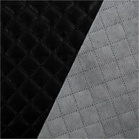 93449-Steppstoff-Metallic-Schwarz-Rautensteppung-140cm-Breite-IMG-3888.jpg Eleganter Steppstoff in glänzendem Metallic-Schwarz mit einer klassischen, kleinteiligen Rautensteppung. Der Stoff verfügt über eine Breite von 140 cm und ist ideal für modische Westen, Jacken oder Accessoires - mit Rueckseite