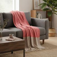 Diese gemütliche Kuscheldecke besticht durch ein klassisches Fischgrät-Dessin in den Farben Natur und Rot. Die Decke mit dekorativen Fransen misst 150 x 125 cm und sorgt für wohlige Wärme - im Wohnzimmer praesentiert