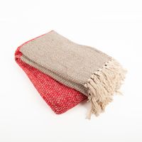 93455-Kuscheldecke-mit-Fransen-Fischgraet-Dessin-natur-rot-150x125cm-IMG-4134.jpg Diese gemütliche Kuscheldecke besticht durch ein klassisches Fischgrät-Dessin in den Farben Natur und Rot. Die Decke mit dekorativen Fransen misst 150 x 125 cm und sorgt für wohlige Wärme - Vollansicht