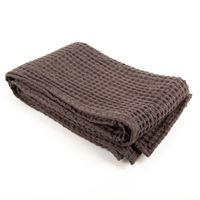 Dieses weiche Plaid aus reiner Baumwolle besticht durch seine markante Waffelstruktur in modernem Anthrazit. Mit den Maßen 160 x 130 cm ist die Decke ideal für gemütliche Stunden - Vollansicht