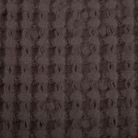 Dieses weiche Plaid aus reiner Baumwolle besticht durch seine markante Waffelstruktur in modernem Anthrazit. Mit den Maßen 160 x 130 cm ist die Decke ideal für gemütliche Stunden - Nahaufnahme